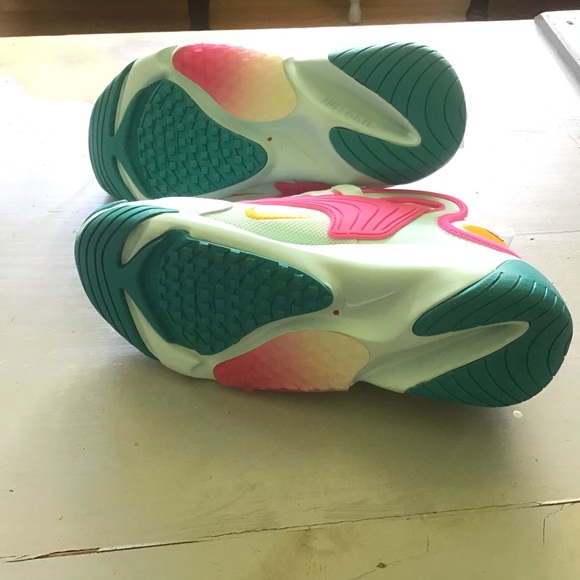 Nike - Picture 4 of 5